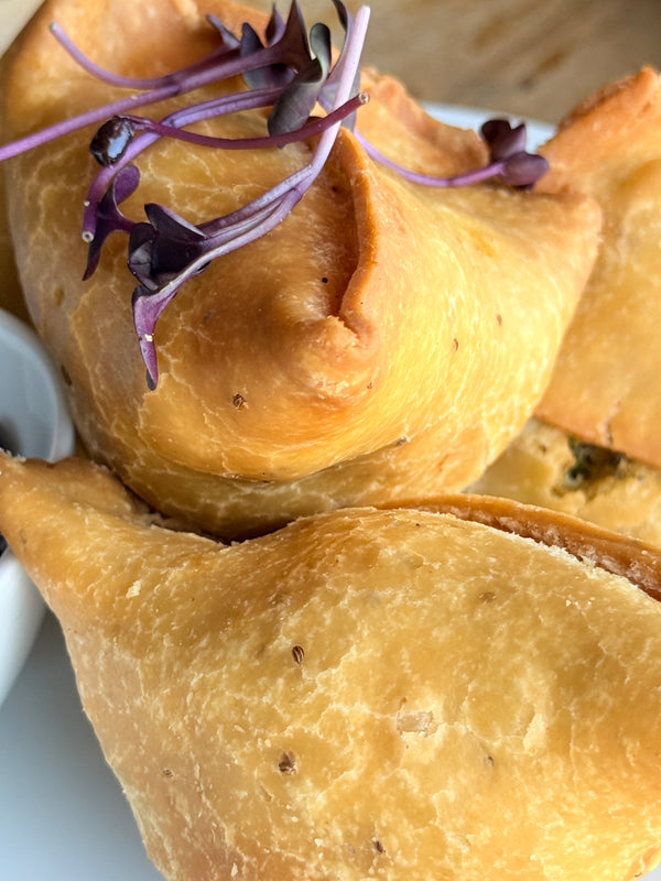 Vegetarian Samosa with Tamarind Sauce (V)