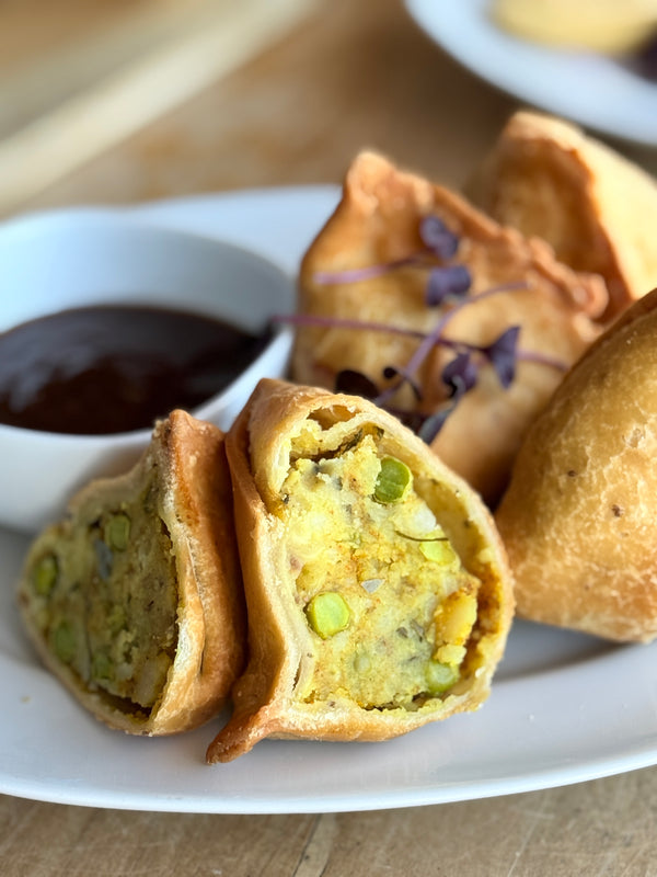 Vegetarian Samosa with Tamarind Sauce (V)